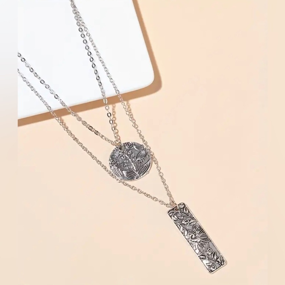 Bohemian floral engraved silver layered necklace medallion and bar adjustable - Picture 5 of 8
